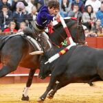 Andrés Romero colocando banderillas, ayer, en la Real Maestranza de Sevilla