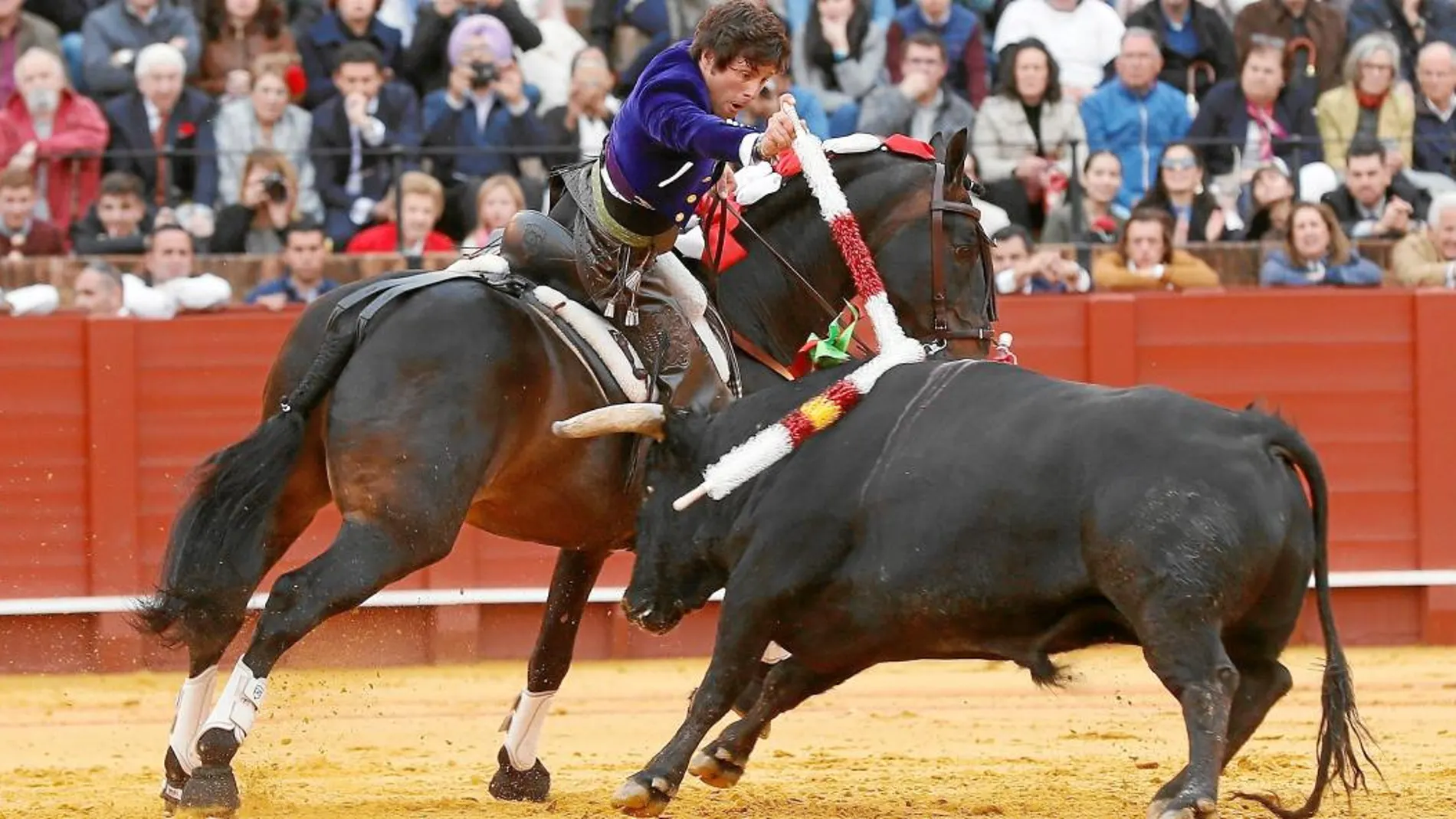 Andrés Romero colocando banderillas, ayer, en la Real Maestranza de Sevilla