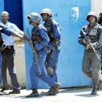 Policías y soldados, armados con rifles, merodean la conflictiva zona de Tivoli Gardens buscando a Coke