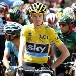 Froome espera sentado en su bicicleta