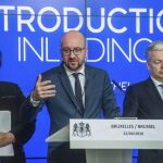 El primer ministro belga, Charles Michel (c), junto a la ministra de Sanidad y Asuntos Sociales, Maggie De Block.