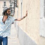 El artista, con sombrero, botines y camisa hawaiana para la entrevista