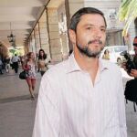 El ex gerente de Mercasevilla, Fernando Mellet, a su salida ayer de la Audiencia Provincial, donde se negó a declarar