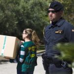 Agentes de la Guardia Civil retiran documentos en la investigación por el fraude en los cursos de formación