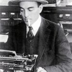 Ring Lardner ante su legendaria máquina de escribir