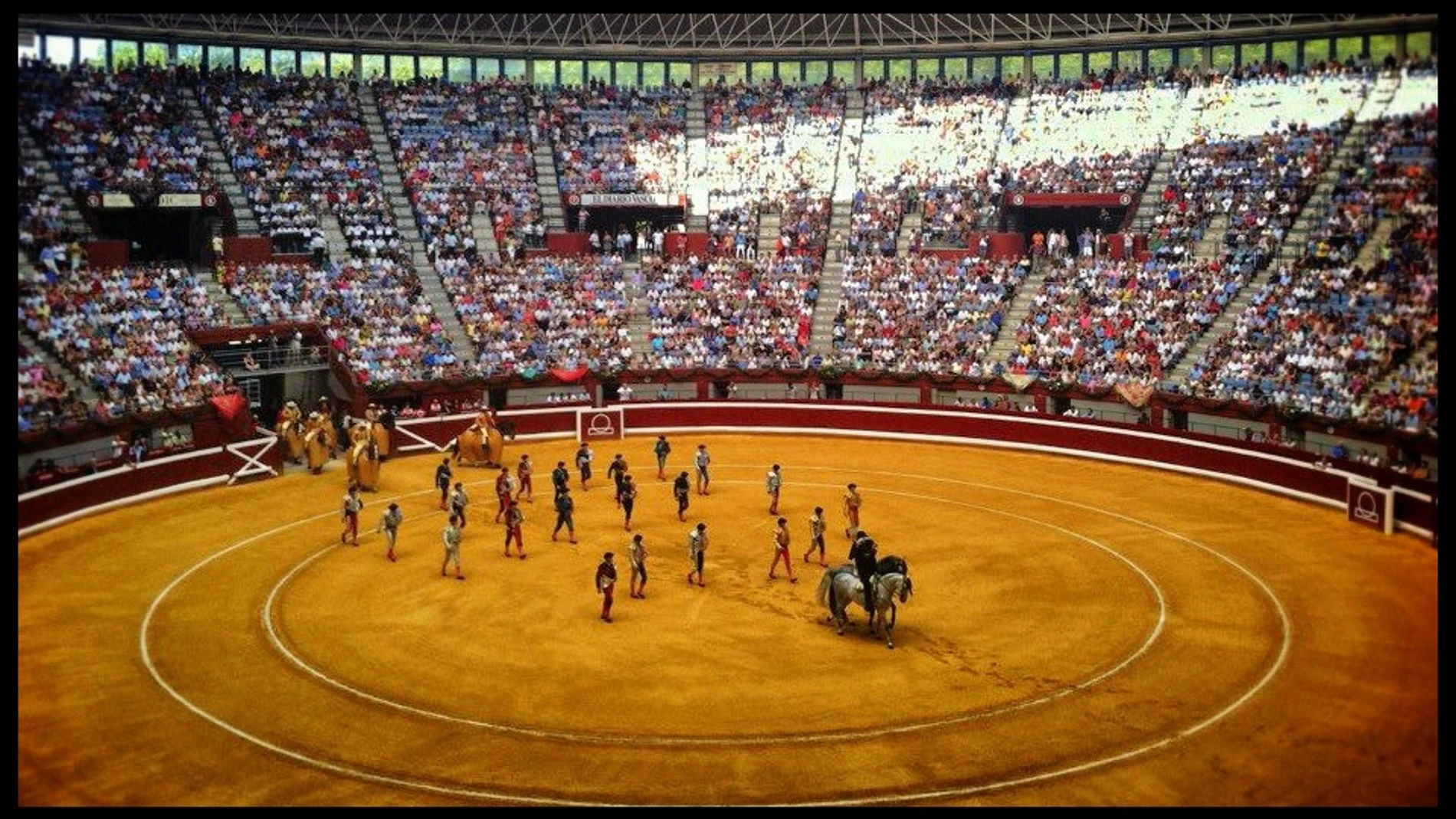Paseíllo en la plaza de toros de San Sebastián