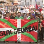 Cabecera de la manifestación celebrada ayer en Vitoria en favor de las selecciones vascas