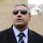 Fotografía de archivo tomada el 23 de febrero de 2015 que muestra al periodista canadiense Mohammed Fahmy a las puertas de los juzgados en El Cairo (Egipto).