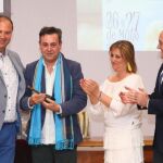 El periodista junto al alcalde, Luis Javier Gómez; la regidora de Medina del Campo, Teresa López y el presidente de la Diputación de Valladolid, Jesús Julio Carnero