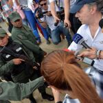 Juan Manuel Santos (d), saludando miembros de la Guardia Nacional Bolivariana (GNB), durante su visita al paso fronterizo de Paraguachón (Colombia)