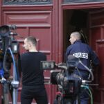 Una gente entra en la residencia de Kim Kardashian en Paris.