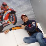 Marc Márquez posa ante una foto suya.
