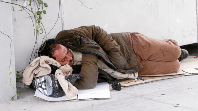 Un indigente en una céntrica calle sevillana