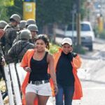 Zelaya espera que los golpistas cedan y aplaza su vuelta al país