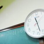 Las cruces permanecen en las aulas del colegio público Macías Picavea de Valladolid