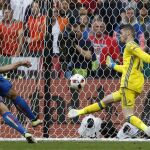El delantero de la selección italiana Graziano Pellè marca el segundo gol del equipo ante el portero español David de Gea
