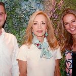 Carmen Lomana junto a unos amigos en Casa Decor