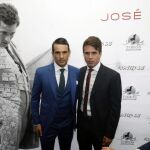 Los hermanos Manzanares, José María y Manuel, posan en el homenaje a su padre en Alicante