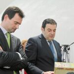 Gerardo Camps firmó ayer un convenio con «Un juguete una ilusión»