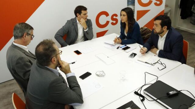 El presdiente de Ciudadanos, Albert Rivera (c), conversa hoy con Inés Arrimadas; Juan Carlos Girauta; José Manuel Villegas y Miguel Gutiérrez.