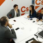 El presdiente de Ciudadanos, Albert Rivera (c), conversa hoy con Inés Arrimadas; Juan Carlos Girauta; José Manuel Villegas y Miguel Gutiérrez.