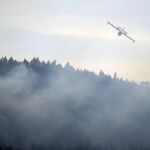 Uno de los hidroaviones que han estado participando en la extinción de uno de los incendios forestales en los montes próximos a la localidad cántabra de Aes