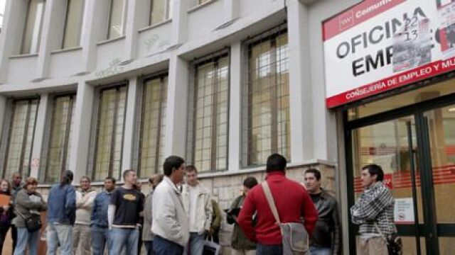 El paro se modera en abril, pero se mantiene en cifras históricas