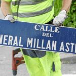 El pasado 26 de abril el Ayuntamiento de Madrid comenzó, en la calle Millán Astray, a sustituir las placas por los nuevos nombres después de que se levantase la medida cautelar