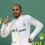 Lewis Hamilton celebra su triunfo en Azerbaijan. (AP Photo/Luca Bruno)