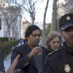El hijo de Mario Conde, Mario Conde Arroyo (c), acompañado del abogado Ignacio Peláez (i), a su salida esta tarde de la Audiencia Nacional