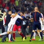 Jugadores de Albania y Serbia pelean durante el partido clasificatorio de la Eurocopa 2016 el martes 14 de octubre de 2014