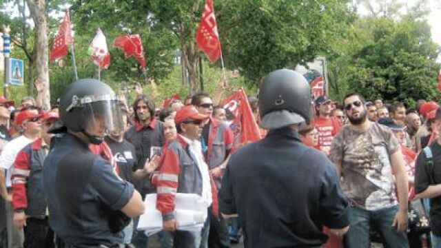 A pedradas contra la Asamblea