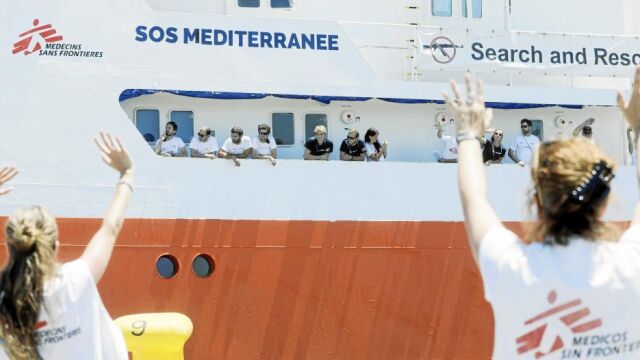 El «AQUARIUS» vuelve a aguas internacionales. Voluntarios de Médicos Sin Fronteras despidieron ayer a la tripulación en el puerto de Valencia