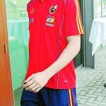 Fernando Torres, camino de la sala de prensa ayer en la Ciudad del Fútbol de Las Rozas