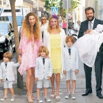 Blanca Cuesta, Carmen Thyssen y Borja, con los cuatro hijos de la pareja
