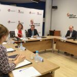 Los consejeros Sáez Aguado y Alicia García, junto a los representantes de los colegios oficiales