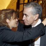 La portavoz del grupo popular, Soraya Sáenz de Santamaría, saluda al ministro de Presidencia, Ramón Jauregui, durante el pleno en el Congreso de los Diputados.