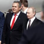 Vladimir Putin ha sido recibido en el aeropuerto de Atenas por el ministro griego de Defensa, Panos Kammenos