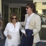 La periodista María Teresa Campos y el humorista Edmundo "Bigote "Arrocet por las calles de Madrid