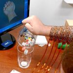 También ha podido verter el contenido de un frasco, gracias a los electrodos que conectan su cerebro y su brazo
