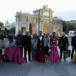 Aficionados torearon de salón en la puerta del Parque del Retiro, en imagen de archivo