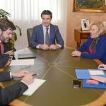 Carmena y la edil Marta Higueras, ayer, en su reunión con el ministro de Industria, José Manuel Soria