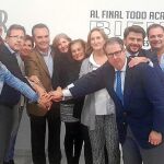Los concejales del PP en el Consistorio de Sevilla, con el presidente provincial, Juan Bueno