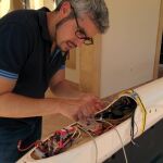 Un investigador con el dron