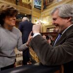 La vicepresidenta del Gobierno, Soraya Sáenz de Santamaría (i), conversa con el ministro de Educación, Cultura y Deporte, Íñigo Méndez de Vigo. EFE/Juan Carlos Hidalgo