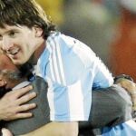 Messi se funde en un abrazo con Maradona, tras marcar un gol.