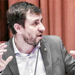 El conseller de Salud, Toni Comín, tuvo que comparecer ayer en el Parlament para explicar su gestión por el brote de enterovirus en Cataluña