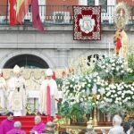 Tras la eucaristía, todas las niñas que se llaman Almudena tuvieron un sitio especial para realizar su ofrenda a la Virgen