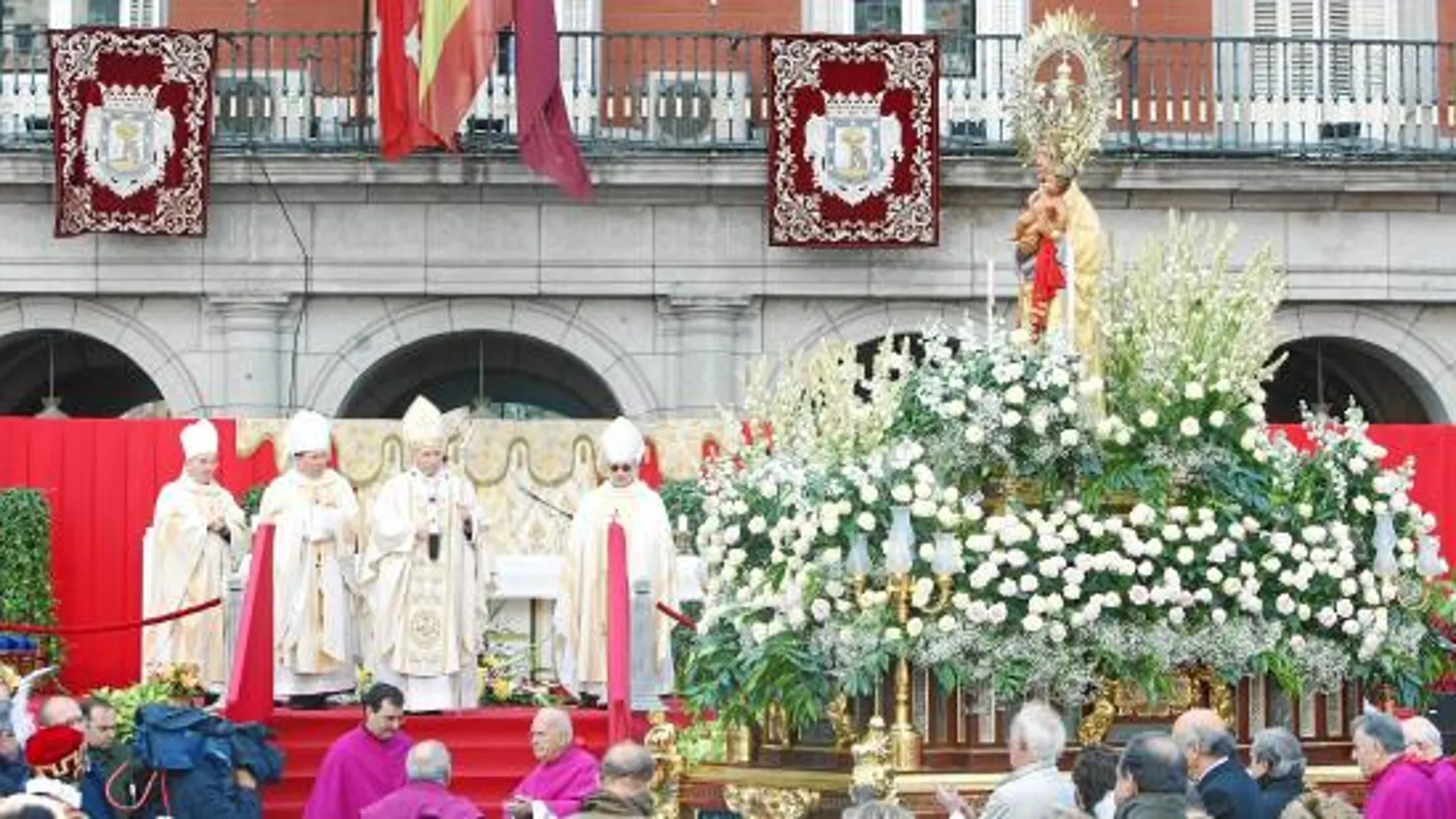 Tras la eucaristía, todas las niñas que se llaman Almudena tuvieron un sitio especial para realizar su ofrenda a la Virgen