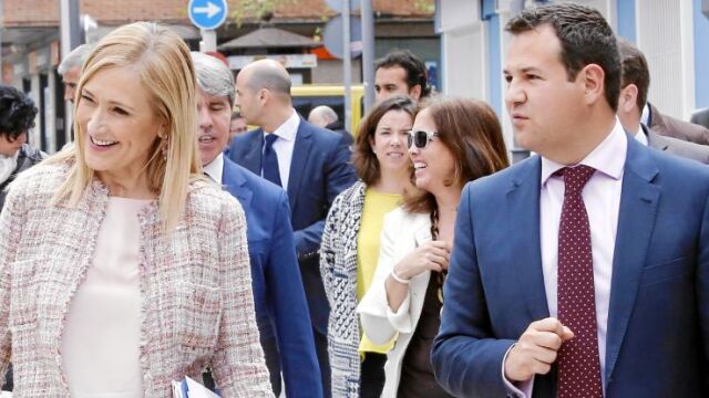 La presidenta de la Comunidad de Madrid, Cristina Cifuentes, junto al alcalde de Las Rozas, José de la Uz, ayer en la localidad, donde se celebró el Consejo de Gobierno